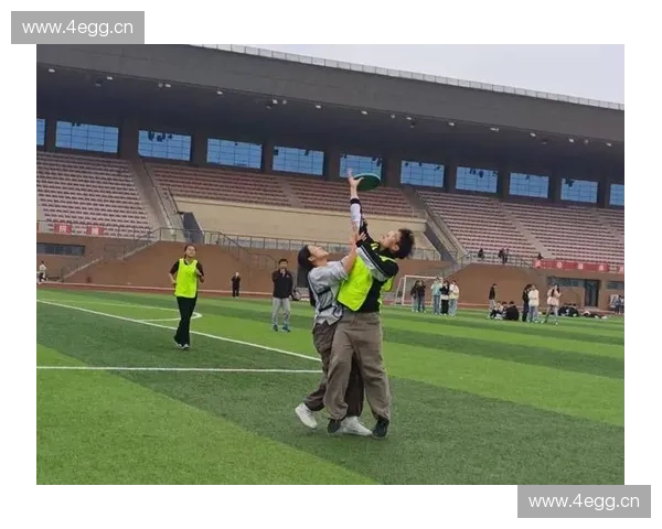 体育记者深入赛场幕后记录拼搏瞬间展现体育精神与人文温度 体育记者深入赛场幕后记录拼搏瞬间展现体育精神与人文温度